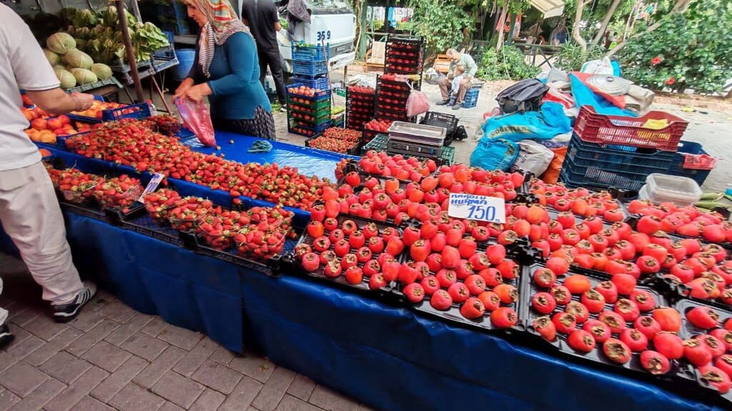Свежие фрукты на продовольственном рынке в Турции