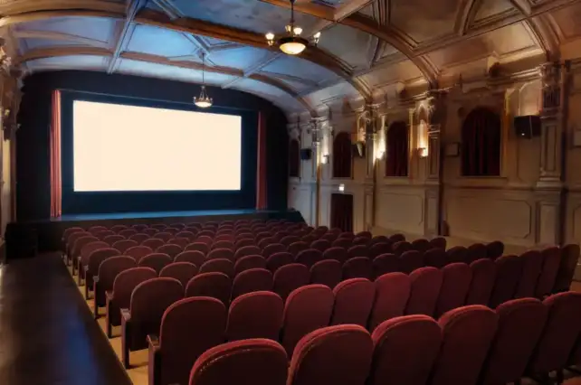 Светлый кинозал с экраном и рядами кресел перед показом Filmekimi в Стамбуле